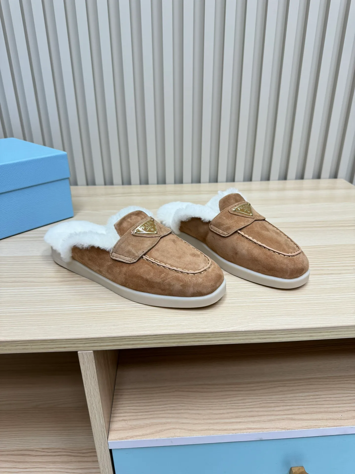 👟👟Ex-factory price 600👟👟 Prada / Prada (men and women) 24 new autumn and winter wool lining / loafers, wool collar echoes the design up and down! The Prada brand logo is outlined to highlight the high-end atmosphere! Made of sheepskin lining imported from Australia, the warmth retention effect in winter is great 👍 Fabric: Imported two-layer frosted cowhide Lining: Sheepskin imported from Australia One-piece Outsole: Original Tpu absorbent film outsole Female size: 35～41 (41 customized) Male size: 39～45 (45 customized)
